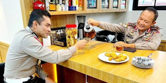 'Foto Mahal', Momen Brigjen Dibuatkan Kopi oleh Komjen, Difoto Orang Penting