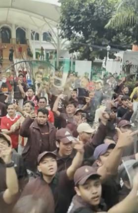 detik detik bus timnas thailand dilempari amp dipukul saat tanding di gbk bikin malu i