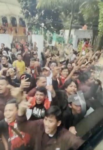 detik detik bus timnas thailand dilempari amp dipukul saat tanding di gbk bikin malu i