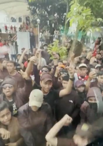 detik detik bus timnas thailand dilempari amp dipukul saat tanding di gbk bikin malu i