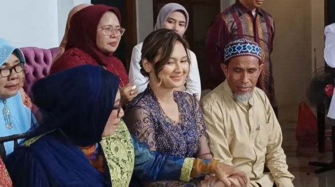 momen haru pertemuan indah permatasari dengan ibunda duduk bersebelahan