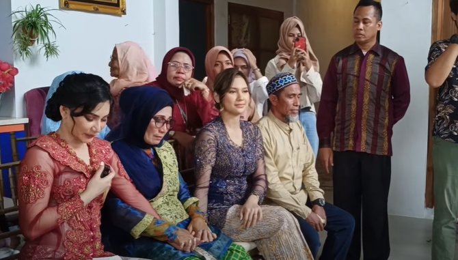 momen haru pertemuan indah permatasari dengan ibunda duduk bersebelahan