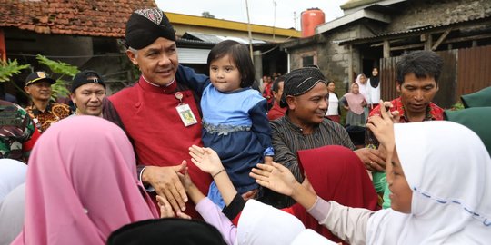 Gubernur Ganjar Beri Bantuan RTLH pada 50 Kader PDIP di Jateng