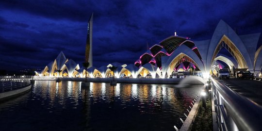 Indah Dan Megahnya Masjid Al Jabbar, Dibangun Dengan Biaya Rp1 Triliun