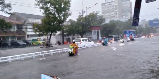 Banjir Semarang, Penerbangan dan Kereta Terganggu hingga Banyak Mobil Mogok