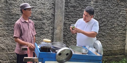 Ingat Sandy Nayoan, Begini Potret Terbarunya sedang Jajan Es Cincau