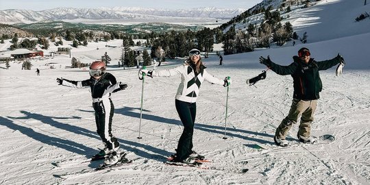 Liburan di Amerika, Intip Momen Keseruan Nia Ramadhani Main Ski Bersama Suami & Anak