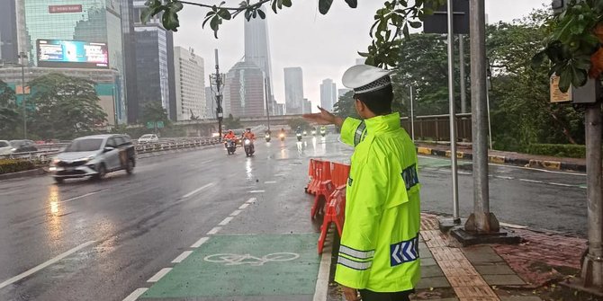 Diguyur Hujan, Jalanan Jakarta Terpantau Lengang di Awal Tahun 2023
