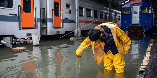 Rel Sempat Terendam Banjir, Perjalanan Kereta Api Lintas Utara Jawa Kembali Normal