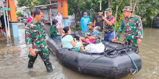 TNI Bantu Evakuasi Korban Banjir di Semarang