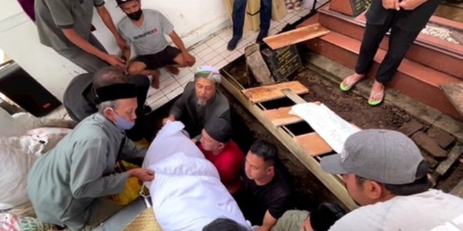Pemakaman Nenek Raffi Ahmad Diiringi Isak Tangis Keluarga, Begini Momennya