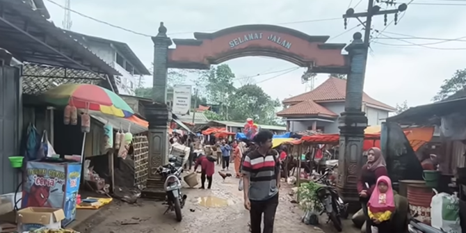 Potret Pasar Terpencil di Tengah Hutan Ramai Pengunjung dari Pelosok Pedalaman