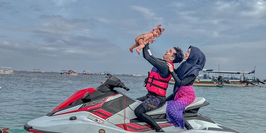 6 Momen Ria Ricis Ajak Baby Moana Naik Jetski di Bali, Ekspresinya Lucu & Bikin Gemas