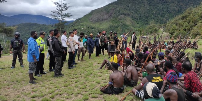 Gara-Gara Pergantian Kepala Distrik Tolikara, Dua Kelompok Saling Lempar Busur Panah