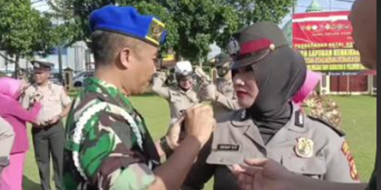 Kapten TNI Pasangkan Pangkat Baru Polwan, Ternyata Sosoknya Bukan Orang Sembarangan