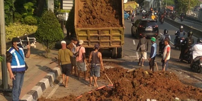 DKI Minta Truk Angkut Pasir & Tanah Tak Cemari Udara & Kotori Jalan: Pakai Terpal