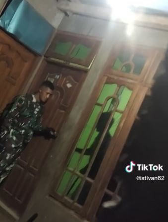 momen tni beri kejutan pulang kampung buka pintu langsung peluk ayah ibu