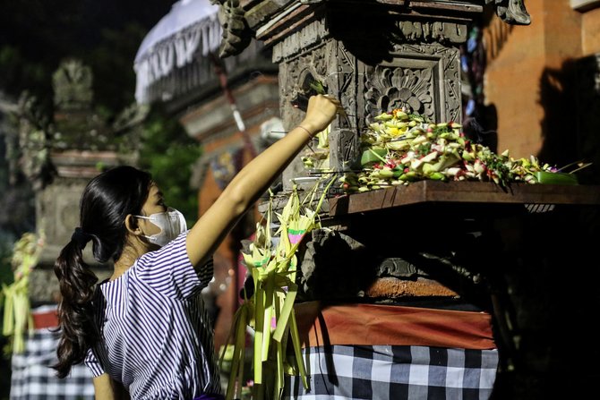 hari raya galungan di pura amerta jati