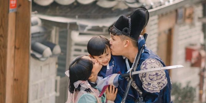 Maternity Shoot Pakai Hanbok, Ini Momen Liburan Keluarga Rinni Wulandari di Korea