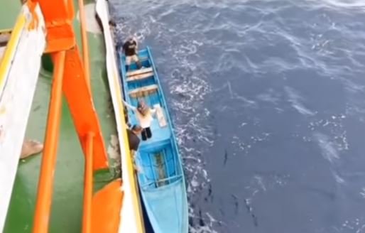 Terlambat Turun Dari Kapal Penumpang Ini Menangis Sang Ayah Jemput