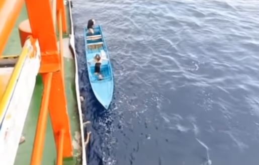 terlambat turun dari kapal penumpang ini menangis sang ayah jemput pakai spit bot