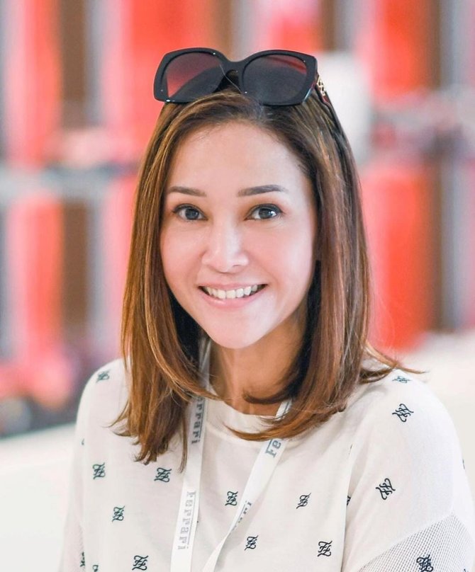 pesona maia estianty dalam balutan dress hitam cantik dan elegan abis