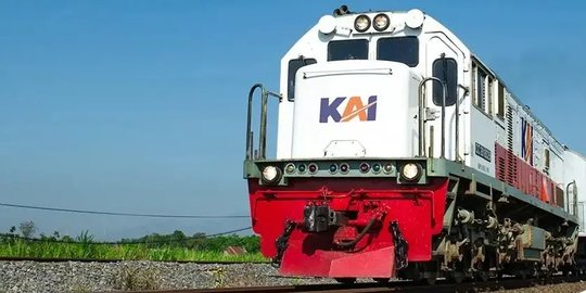 CEK FAKTA: Tidak Benar Kereta Berhenti Karena Sekelompok Orang Bawa Senjata Tajam