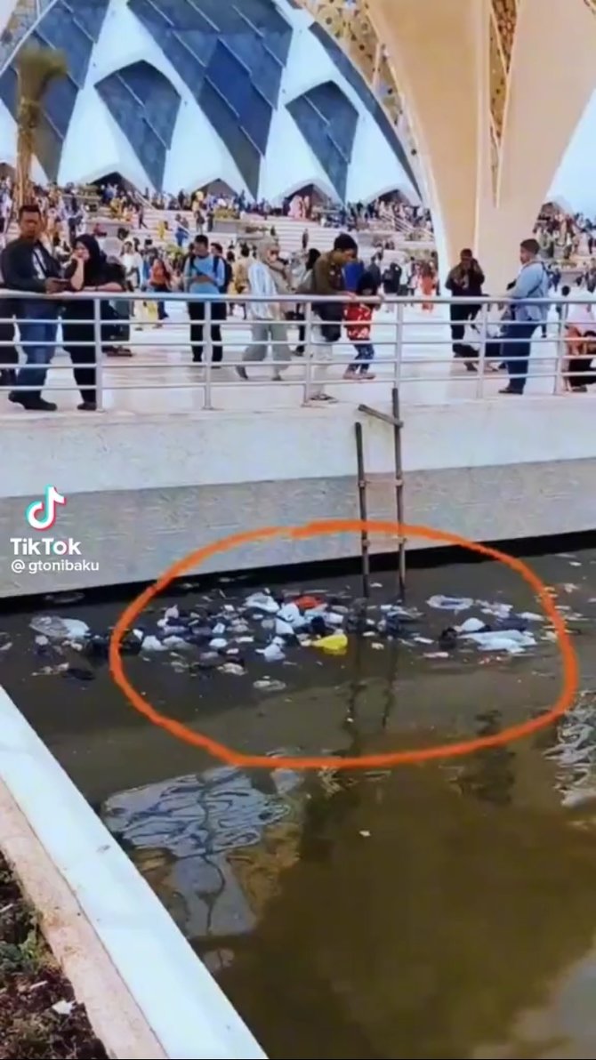 bikin miris begini potret masjid al jabbar yang penuh sampah berserakan