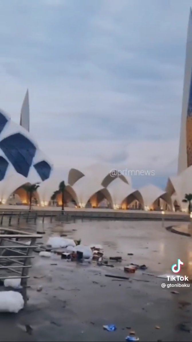 bikin miris begini potret masjid al jabbar yang penuh sampah berserakan