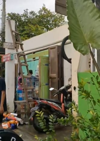 angin kencang terjang gowa warga melongo lihat jualan di warung terbang atas rumah