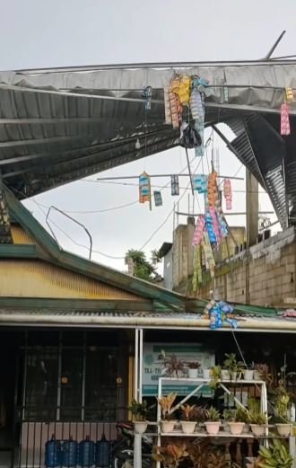 angin kencang terjang gowa warga melongo lihat jualan di warung terbang atas rumah