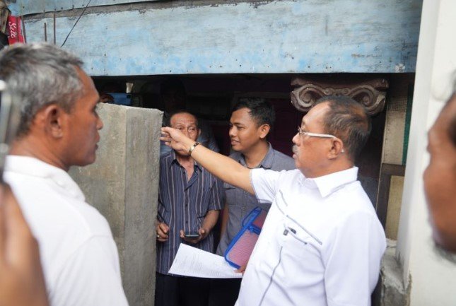 jalan rumah warga surabaya ditembok tetangga