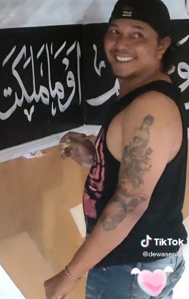 laki laki bertato jago kaligrafi