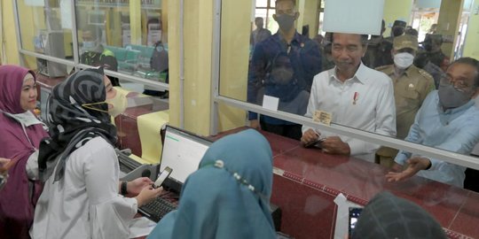 Jokowi Mendadak Kunjungi RSUD Arifin Achmad, Direktur Tak di Tempat