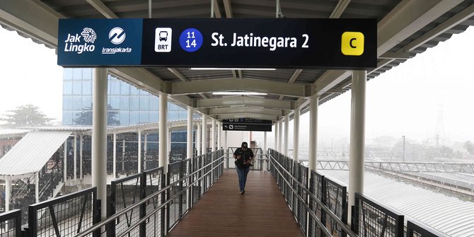 Jembatan Penghubung Halte Transjakarta dan Stasiun Jatinegara Resmi Beroperasi