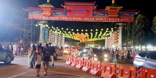 Lampion Imlek Dipasang, Warga Solo Padati Depan Balai Kota