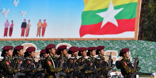 Parade Kendaraan Tempur Meriahkan Hari Kemerdekaan Myanmar