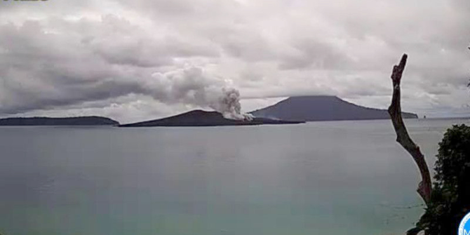 Gunung Anak Krakatau Kembali Erupsi, Masyarakat Dilarang Mendekat dalam 5 Km