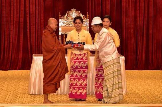 biksu wirathu myanmar terima penghargaan dari junta