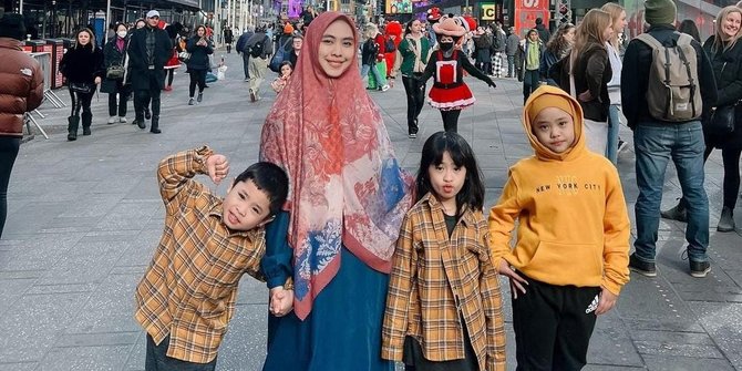 Cantik Dalam Balutan Hijab, Ini Potret Maryam Anak Oki Setiana Dewi di New York