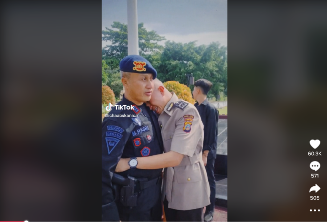 ayah amp ibu sama sama perwira polri peluk erat anak baru jadi bintara polisi