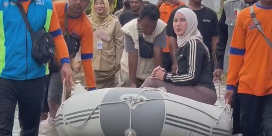 Jadi Istri Bupati, Ini Momen Chacha Frederica Blusukan ke Daerah Terdampak Banjir