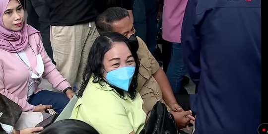 Tiba-tiba Muncul di Ruang Sidang, Ibu Ini Langsung Dipeluk Bharada E