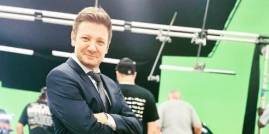 Jeremy Renner Kecelakaan, Ini Kondisi Terkininya Sapa Warga, Hidung Dipasang Selang