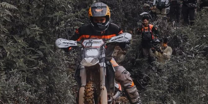 Deretan Foto Billy Syahputra 'Ngetrail' Naik Motor Kesayangan, Aksinya Keren Banget!