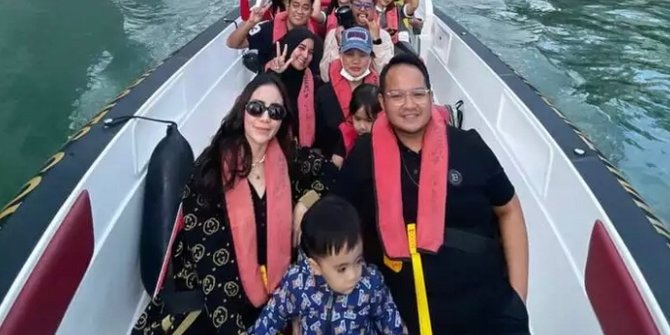 Tampil Kompak Intip Momen Liburan Momo Eks Geisha Dan Keluarga Di