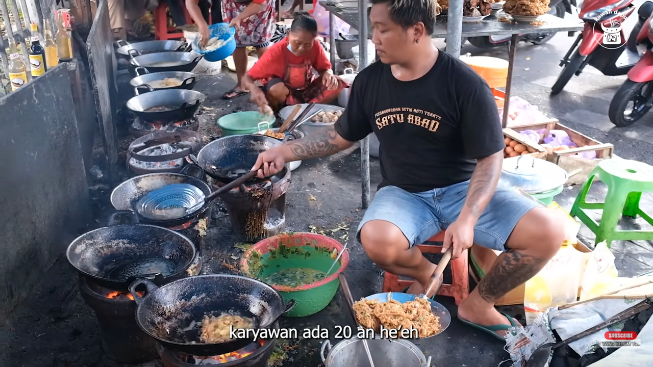 penjual nasi telur krispi ini kaget bisa raih omzet puluhan juta