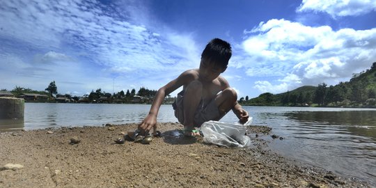 Potret Anak-Anak Pencari Kerang di Situ Rawa Gede