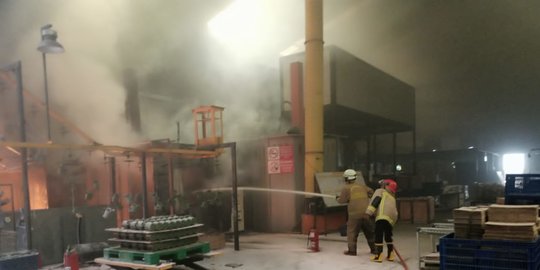 Diduga Korsleting, Cerobong Udara Pabrik Mesin Pompa Air Terbakar