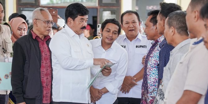 Beri Rasa Aman, Menteri Hadi Serahkan 390 Sertifikat Redistribusi Tanah Bekas PTPN